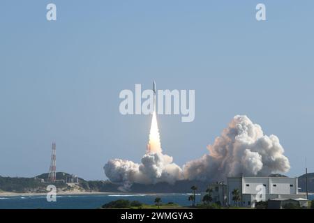 (240226) -- TOKIO, 26. Februar 2024 (Xinhua) -- dieses Aktenfoto vom 7. September 2023 zeigt eine H2A-Rakete mit Japans Mondsonde SLIM, dem Smart Lander zur Untersuchung des Mondes, die vom Tanegashima Space Center in der südwestlichen Präfektur Kagoshima, Japan, abgesprengt wird. Die japanische Raumfahrtagentur sagte am Montag, dass die Kommunikation mit der seit fast einem Monat ruhenden Mondsonde SLIM wieder hergestellt wurde. Nach Angaben der Japan Aerospace Exploration Agency (JAXA) wurde angenommen, dass SLIM Gefriertemperaturen von rund minus 170 Grad aushalten und wieder die Powe anfing Stockfoto