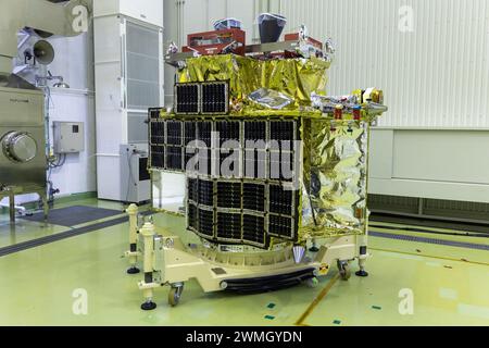 (240226) -- TOKIO, 26. Februar 2024 (Xinhua) -- dieses Aktenfoto vom 1. Juni 2023 zeigt Japans Mondsonde SLIM, den Smart Lander zur Untersuchung des Mondes, in einer Werkstatt im Tanegashima Space Center in der südwestlichen Präfektur Kagoshima, Japan. Die japanische Raumfahrtagentur sagte am Montag, dass die Kommunikation mit der seit fast einem Monat ruhenden Mondsonde SLIM wieder hergestellt wurde. Nach Angaben der Japan Aerospace Exploration Agency (JAXA) wurde angenommen, dass SLIM Gefriertemperaturen von rund minus 170 Grad aushalten und die Stromerzeugung als Sonnenlicht wieder aufnehmen konnte Stockfoto