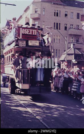 Berlin GER, Berlin, Aufnahme ca. Juli 1960, Strassenzene, 600 jahrfeier in Neukölln, gegründet 1360 *** Berlin GER, Berlin, Foto ca. Juli 1960, Straßenszene, 600 Jahre Feier in Neukölln, gegründet 1360 Stockfoto