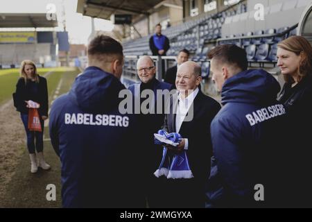 OLAF Scholz SPD, Bundeskanzler, aufgenommen bei einem Treffen mit Vertretern des SV Babelsberg in Potsdam, 26.02.2024. Potsdam Deutschland *** Olaf Scholz SPD, Bundeskanzler, auf einem Treffen mit Vertretern des SV Babelsberg in Potsdam, 26 02 2024 Potsdam Deutschland Copyright: XFlorianxGaertnerx Stockfoto