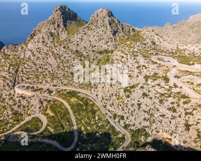 Ein Blick aus der Vogelperspektive auf Mallorcas felsige Berge und gewundene Straße. Spanien Stockfoto