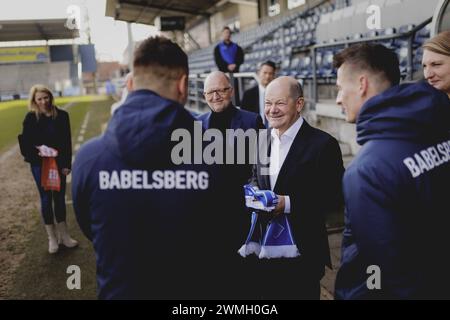 OLAF Scholz SPD, Bundeskanzler, aufgenommen bei einem Treffen mit Vertretern des SV Babelsberg in Potsdam, 26.02.2024. Potsdam Deutschland *** Olaf Scholz SPD, Bundeskanzler, auf einem Treffen mit Vertretern des SV Babelsberg in Potsdam, 26 02 2024 Potsdam Deutschland Copyright: XFlorianxGaertnerx Stockfoto