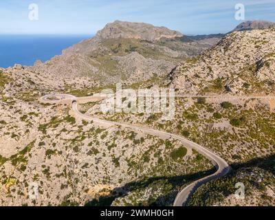 Ein Blick aus der Vogelperspektive auf Mallorcas felsige Berge mit einer gewundenen Straße. Spanien Stockfoto