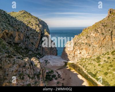 Die majestätischen Berge mit dem blauen Meer im Hintergrund. SA Calobra Beach, Mallorca Stockfoto