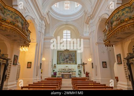 MONOPOLI, ITALIEN - 6. MÄRZ 2022: Das Kirchenschiff der Kirche Chiesa di Santa Theresia. Stockfoto