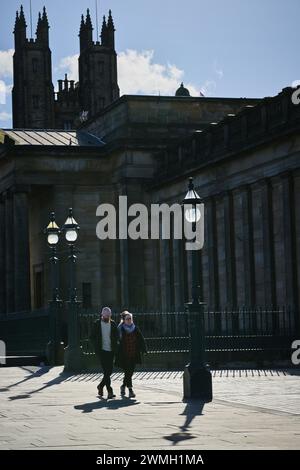 Edinburgh Schottland, Vereinigtes Königreich 26. Februar 2024. Das tägliche Leben auf dem Hügel neben den National Galleries of Scotland. Credit sst/alamy Live News Stockfoto