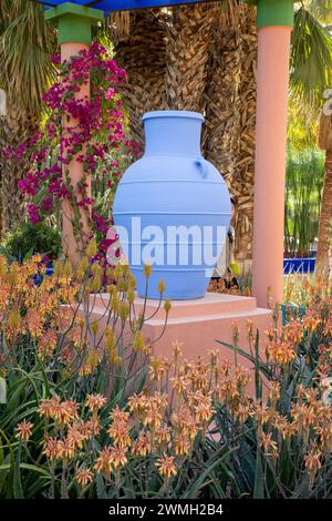 April - Nordafrika Marrakesch Marrakesch Yves Saint Laurent Garten Jardin Majorelle Aloe camperi in Blumenblumen blühende blaue Amphore Stockfoto