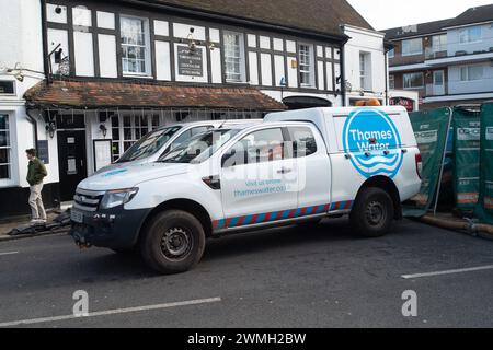 Chalfont St Peter, Großbritannien. Februar 2024. Ein Teil des Dorfes Chalfont St Peter bleibt für Fahrzeuge gesperrt, da Thames Water und ihre Auftragnehmer weiterhin Grundwasser und Abwasser aus Schächten im Dorf Chalfont St Peter in Buckinghamshire pumpen. Dem Vernehmen nach gibt es dort seit dem 2. Januar 2024 Wasser auf der Themse. Das Wasser der Themse pumpt Abwässer direkt in den Fluss Misbourne, einen wertvollen Kreidefluss. Im Bach schweben Abwässer, einschließlich schmutzigem Toilettenpapier. Ein Teil der Straße hat auch Abwasser. Der anhaltende Abwasserskandal hat eine sehr nachteilige impac Stockfoto