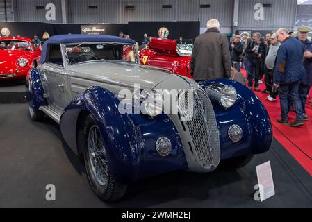 Paris, Frankreich - Rétromobile 2020. Konzentrieren Sie sich auf ein blau-graues 1933 Alfa Romeo 8C 2300 Cabriolet Pininfarina. Fahrgestellnr 2211075. Stockfoto