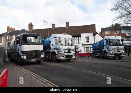 Chalfont St Peter, Großbritannien. Februar 2024. Ein Teil des Dorfes Chalfont St Peter bleibt für Fahrzeuge gesperrt, da Thames Water und ihre Auftragnehmer weiterhin Grundwasser und Abwasser aus Schächten im Dorf Chalfont St Peter in Buckinghamshire pumpen. Dem Vernehmen nach gibt es dort seit dem 2. Januar 2024 Wasser auf der Themse. Das Wasser der Themse pumpt Abwässer direkt in den Fluss Misbourne, einen wertvollen Kreidefluss. Im Bach schweben Abwässer, einschließlich schmutzigem Toilettenpapier. Ein Teil der Straße hat auch Abwasser. Der anhaltende Abwasserskandal hat eine sehr nachteilige impac Stockfoto