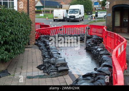 Chalfont St Peter, Großbritannien. Februar 2024. Ein Teil des Dorfes Chalfont St Peter bleibt für Fahrzeuge gesperrt, da Thames Water und ihre Auftragnehmer weiterhin Grundwasser und Abwasser aus Schächten im Dorf Chalfont St Peter in Buckinghamshire pumpen. Dem Vernehmen nach gibt es dort seit dem 2. Januar 2024 Wasser auf der Themse. Das Wasser der Themse pumpt Abwässer direkt in den Fluss Misbourne, einen wertvollen Kreidefluss. Im Bach schweben Abwässer, einschließlich schmutzigem Toilettenpapier. Ein Teil der Straße hat auch Abwasser. Der anhaltende Abwasserskandal hat eine sehr nachteilige impac Stockfoto