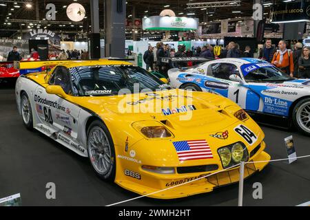 Paris, Frankreich - Rétromobile 2023. Konzentrieren Sie sich auf eine gelbe 1999 Chevrolet Corvette C5-R. Stockfoto