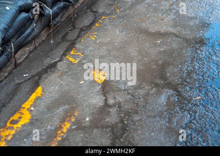 Chalfont St Peter, Großbritannien. Februar 2024. Abwasser auf der Straße. Ein Teil des Dorfes Chalfont St Peter bleibt für Fahrzeuge gesperrt, da Thames Water und ihre Auftragnehmer weiterhin Grundwasser und Abwasser aus Schächten im Dorf Chalfont St Peter in Buckinghamshire pumpen. Dem Vernehmen nach gibt es dort seit dem 2. Januar 2024 Wasser auf der Themse. Das Wasser der Themse pumpt Abwässer direkt in den Fluss Misbourne, einen wertvollen Kreidefluss. Im Bach schweben Abwässer, einschließlich schmutzigem Toilettenpapier. Ein Teil der Straße hat auch Abwasser. Der anhaltende Abwasserskandal hat eine ve Stockfoto