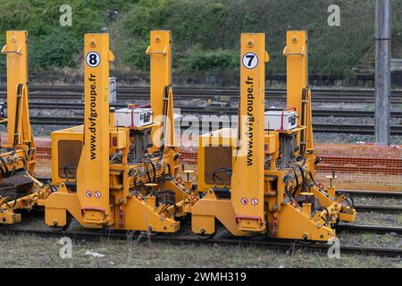 Nancy, Frankreich – Schwerpunkt auf gelben motorisierten Transportwagen Fassetta PEM 807 auf der Baustelle für die Renovierung einer ra Stockfoto