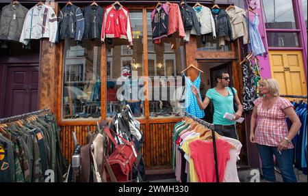 Vintage-Bekleidungsgeschäft an der Portobello Road im Londoner Notting Hill-Viertel. Stockfoto