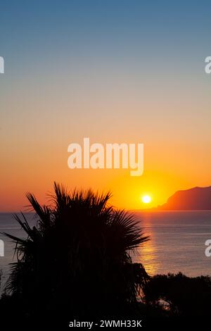 Panoramabild. Sonnenaufgang an der paradiesischen mediterranen Meeresbucht in der Nähe von Scopello, Sizilien, Italien Stockfoto