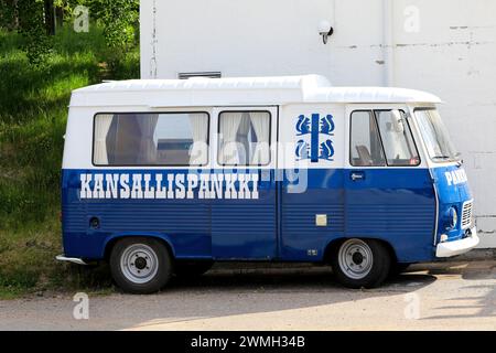 1974 Peugeot J7 Kansallis-Osake-Pankki Bankwagen. Die besten finnischen Bankfahrzeuge waren die 1960er und 70er Jahre Salo, Finnland. Juni 2022. Stockfoto