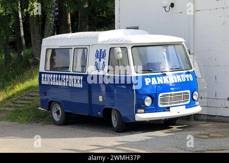 1974 Peugeot J7 Kansallis-Osake-Pankki Bankwagen. Die besten finnischen Bankfahrzeuge waren die 1960er und 70er Jahre Salo, Finnland. Juni 2022. Stockfoto