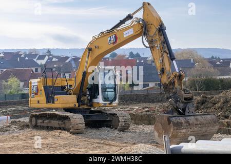 Nancy, Frankreich – gelber Raupenbagger CAT 323 für Erdarbeiten auf einer Baustelle. Stockfoto