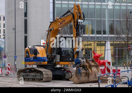 Nancy, Frankreich – Gelber Raupenbagger Liebherr R 914 Compact Litronic für Straßenarbeiten. Stockfoto