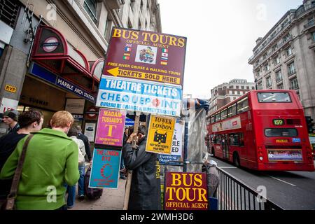 Schilder Werbung London Bus Tours, Marble Arch U-Bahn Station, London UK - Stockfoto