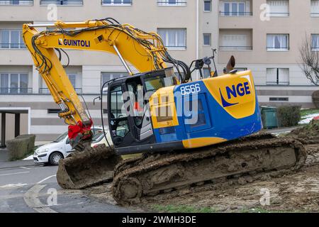 Saint-Max, Frankreich – Schwerpunkt auf einem gelb-blauen Raupenbagger Hitachi ZX225USLC‑6 für Erdarbeiten auf einer Baustelle. Stockfoto