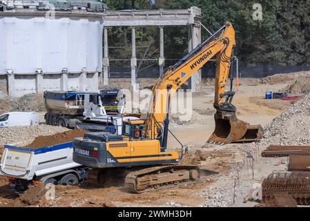 Nancy, Frankreich – Schwerpunkt auf einem gelben Raupenbagger Hyundai HX 330NL für Erdarbeiten auf einer Baustelle. Stockfoto