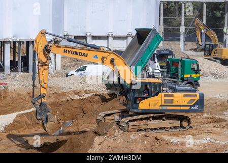 Nancy, Frankreich – Schwerpunkt auf einem gelben Raupenbagger Hyundai HX 330NL für Erdarbeiten auf einer Baustelle. Stockfoto