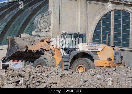 Nancy, Frankreich – Schwerpunkt auf einem gelben Radlader Liebherr L 564 2plus2 für Erdarbeiten auf einer Baustelle. Stockfoto