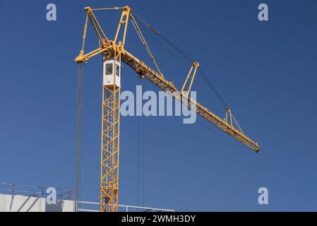 Nancy, Frankreich – Schwerpunkt auf einem gelben selbstaufrichtenden Kranpotain GTMR 386A auf einer Baustelle. Stockfoto