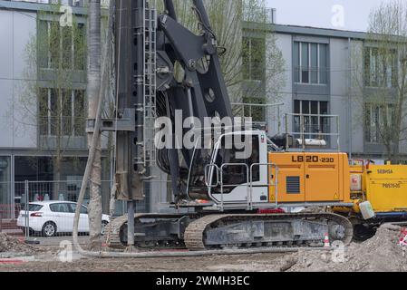 Nancy, Frankreich – Schwerpunkt auf einem gelben Bohrfahrzeug Liebherr LB 20 für Spezialfundamente auf der Baustelle. Stockfoto