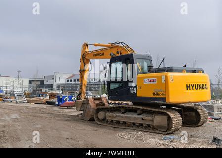 Nancy, Frankreich – gelber Raupenbagger Hyundai ROBEX 160 LC-7A für Erdarbeiten auf einer Baustelle. Stockfoto