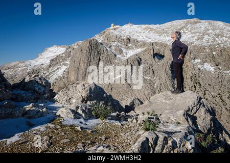 Fröhlicher Mann vor dem Puig Major von Son Torrella, Mallorca, Balearen, Spanien Stockfoto