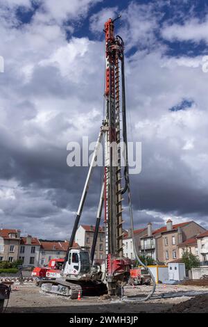 Saint-Max, Frankreich – Schwerpunkt auf einem weiß-roten Bohrfahrzeug Llamada P-140-TT für spezielle Fundamente auf der Baustelle. Stockfoto