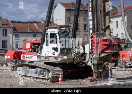 Saint-Max, Frankreich – Schwerpunkt auf einem weiß-roten Bohrfahrzeug Llamada P-140-TT für spezielle Fundamente auf der Baustelle. Stockfoto