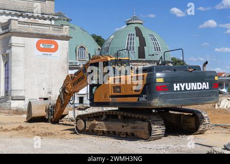 Nancy, Frankreich – Schwerpunkt auf einem gelben Raupenbagger Hyundai HX 330NL für Erdarbeiten auf einer Baustelle. Stockfoto