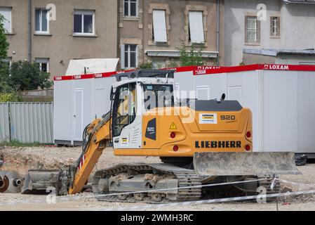 Nancy, Frankreich – Schwerpunkt auf einem gelben Raupenbagger Liebherr R 920 Compact für Erdarbeiten auf einer Baustelle. Stockfoto