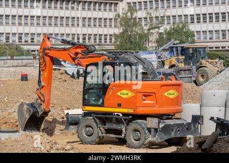 Nancy, Frankreich – orangefarbener Radbagger CAT M317F für Erdarbeiten auf einer Baustelle. Stockfoto