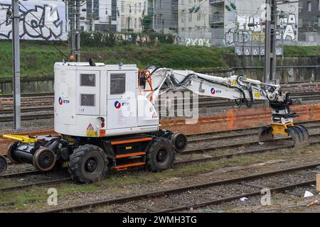 Nancy, Frankreich – Schwerpunkt auf einem weißen Radbagger D2R ZX170-7 PRR auf der Baustelle für die Erneuerung einer Eisenbahnstrecke. Stockfoto
