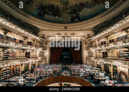 Buenos Aires, Argentinien - 2. september 2023 das berühmte El Ateneo Grand Splendid, ein Buchladen-Set. Hochwertige Fotos Stockfoto