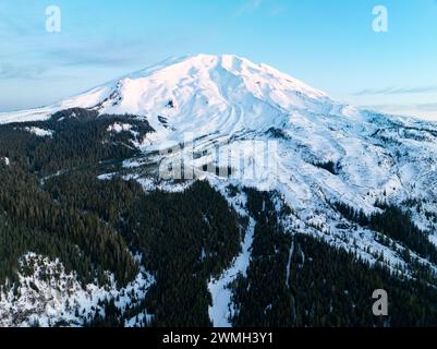 Dämmerung beleuchtet Mount St. Helens, ein landschaftlicher und aktiver Stratovulkan, der aus der üppigen, bewaldeten Landschaft in Washington entspringt. Stockfoto