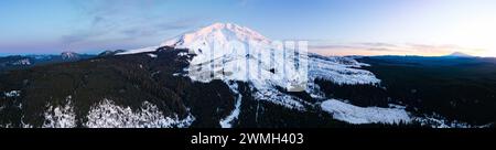 Dämmerung beleuchtet Mount St. Helens, ein landschaftlicher und aktiver Stratovulkan, der aus der üppigen, bewaldeten Landschaft in Washington entspringt. Stockfoto