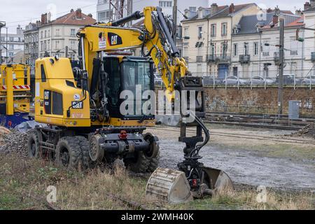 Nancy, Frankreich – Schwerpunkt auf einem gelben Radbagger CAT M323F auf der Baustelle für die Erneuerung einer Eisenbahnstrecke. Stockfoto