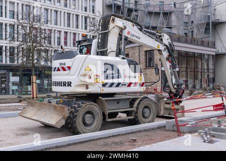 Nancy, Frankreich – Schwerpunkt auf einem weißen Radbagger Liebherr A 914 Compact auf einer Baustelle für Straßenbauarbeiten. Stockfoto