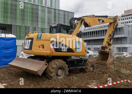 Nancy, Frankreich – Schwerpunkt auf einem gelben Radbagger CAT M313D für Erdarbeiten auf einer Baustelle. Stockfoto