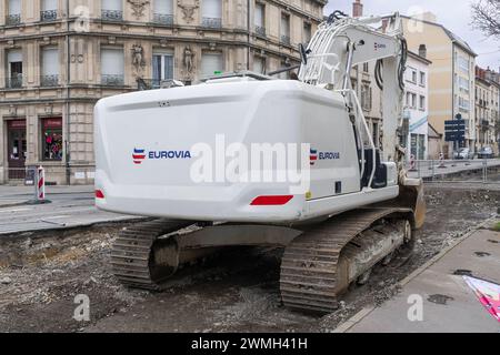 Nancy, Frankreich – Schwerpunkt auf einem weißen Raupenbagger CAT 326 für Erdarbeiten auf einer Baustelle. Stockfoto