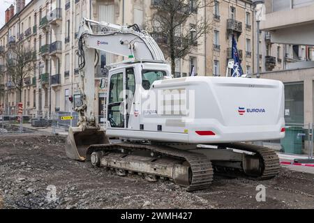 Nancy, Frankreich – Schwerpunkt auf einem weißen Raupenbagger CAT 326 für Erdarbeiten auf einer Baustelle. Stockfoto