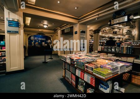 Buenos Aires, Argentinien - 2. september 2023 das berühmte El Ateneo Grand Splendid, ein Buchladen-Set. Hochwertige Fotos Stockfoto