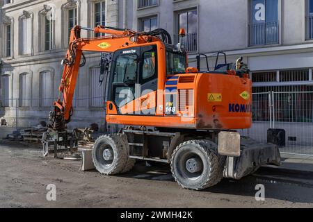 Nancy, Frankreich – Schwerpunkt auf einem orangefarbenen Radbagger Komatsu PW148-11 auf der Baustelle für Straßenarbeiten. Stockfoto