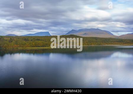 Blick über Njakajaure im Herbst, das Wasser ist ruhig und Berge spiegeln sich im Wasser, Abisko, Schwedisch Lappland, Schweden Stockfoto